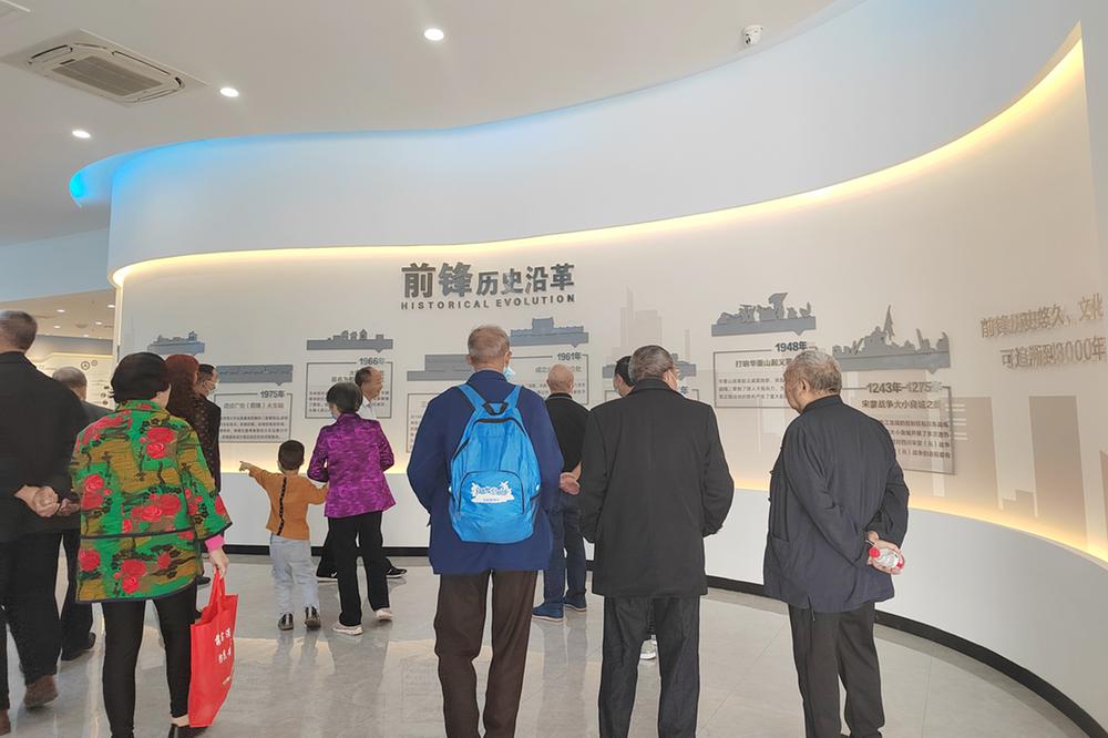 大佛寺街道组织退休老干部参观前锋发展成就展