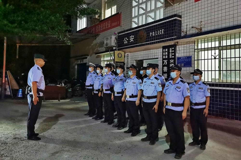 闪警灯 亮民心！武胜县公安局万善派出所全警夜巡保平安