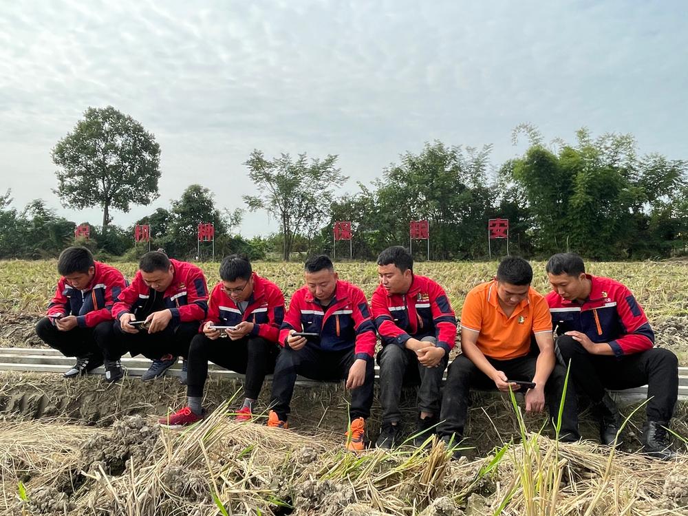 夹江县：“新农人”田间听报告