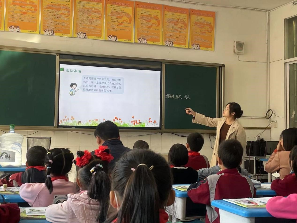 南江县大河镇小学开展“图形的测量”课堂教学展评活动