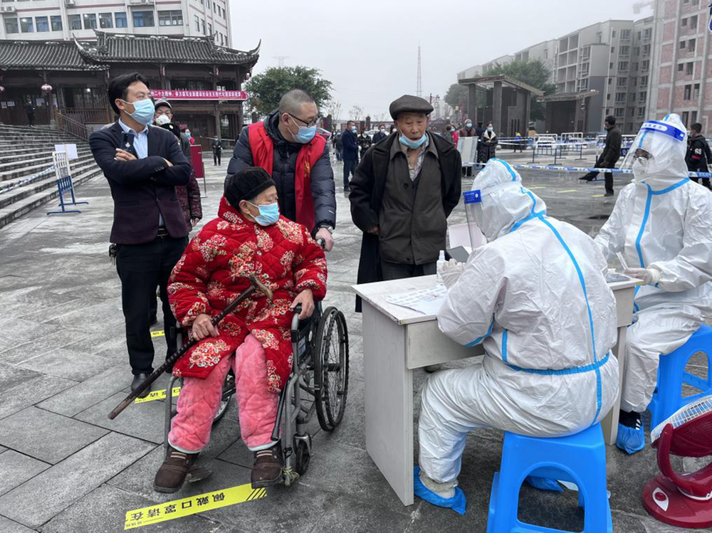 平昌县科协党员干部下沉一线构筑科学防疫“一米线”