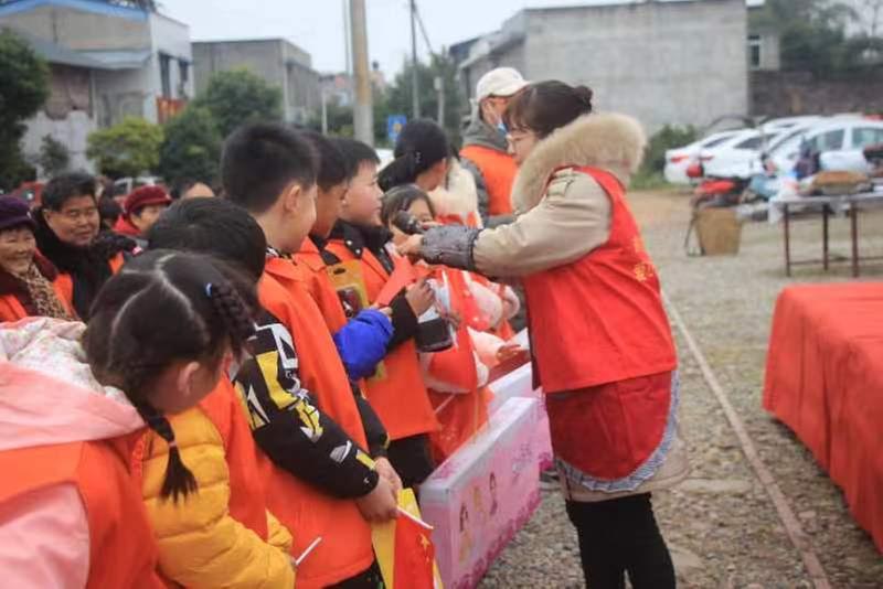 眉山市“第六届道德模范”雷泽珍用爱奉献社会