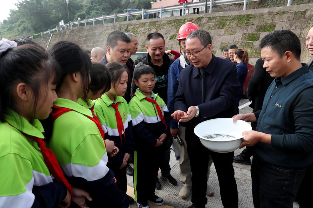 广安：修复水环境 增殖放流6万尾珍稀鱼苗入渠江