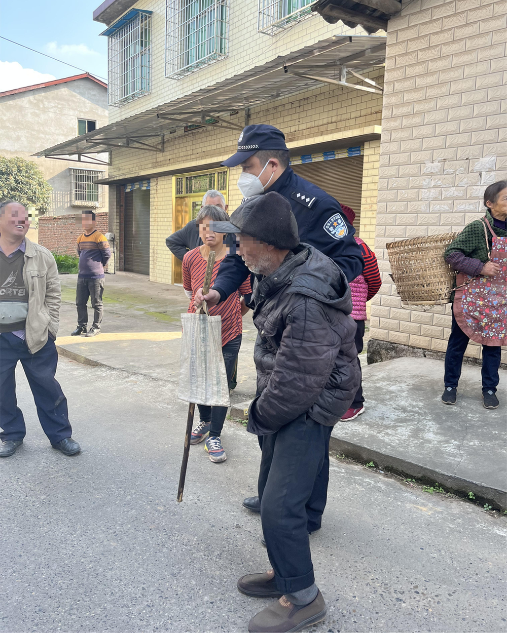武胜县公安局中心派出所救助一醉酒老人
