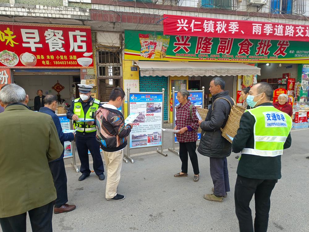 邻水县：赶场日，交警到农村场镇宣讲交规