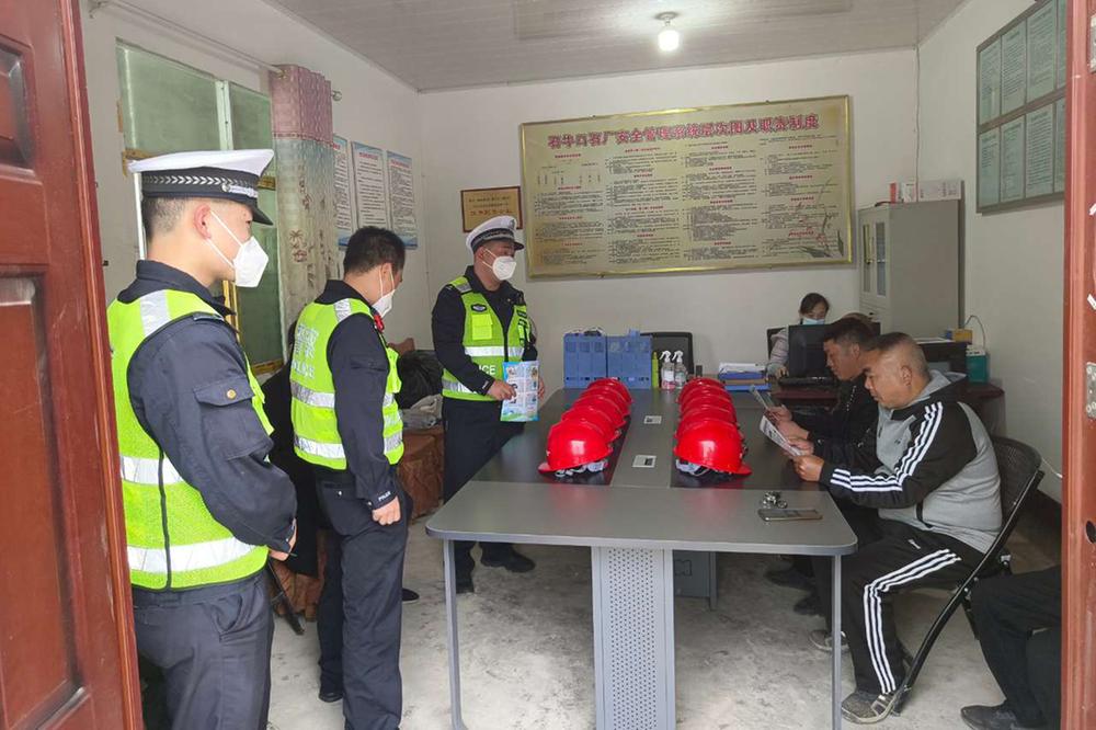 邻水县：交警进货运企业抓宣传