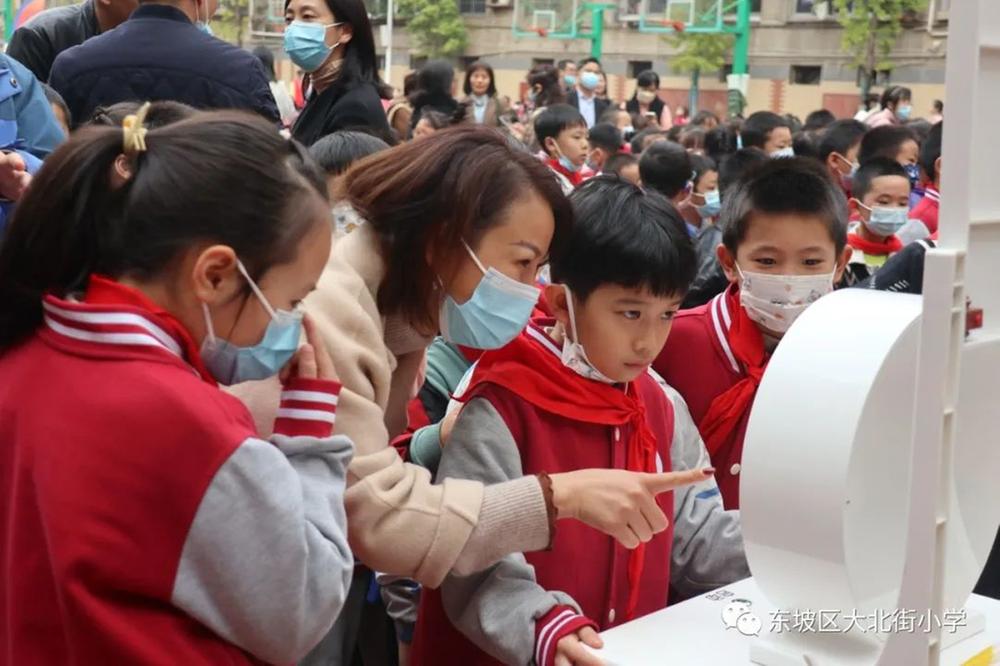 “科普大篷车进校园”活动走进东坡区大北街小学