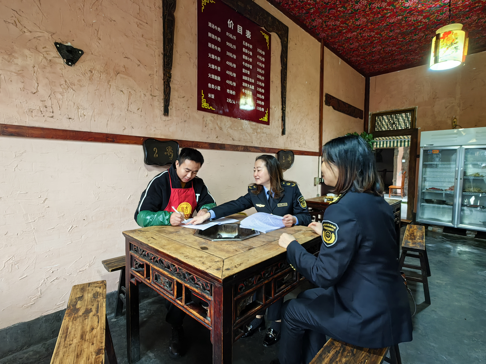 东坡区市场监管局查获一餐馆虚假宣传案