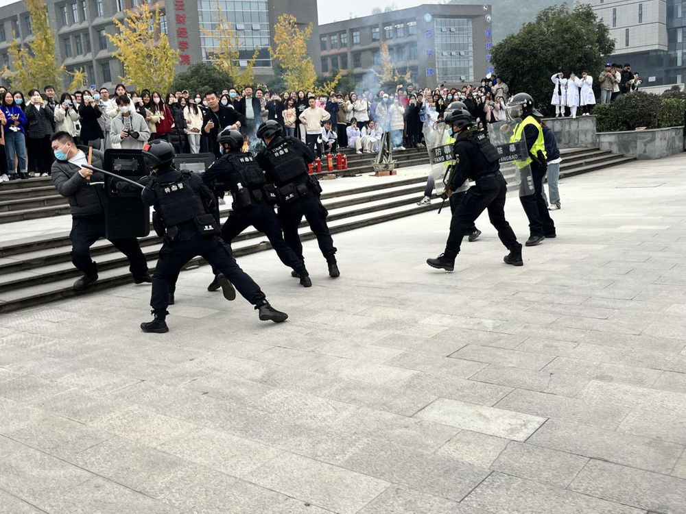 眉山天府新区公安分局特巡警大队开展处置突发事件综合演练活动