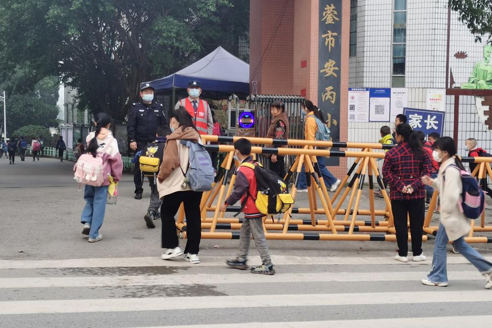 华蓥市华龙派出所持续站好“护学岗”筑牢校园安全网