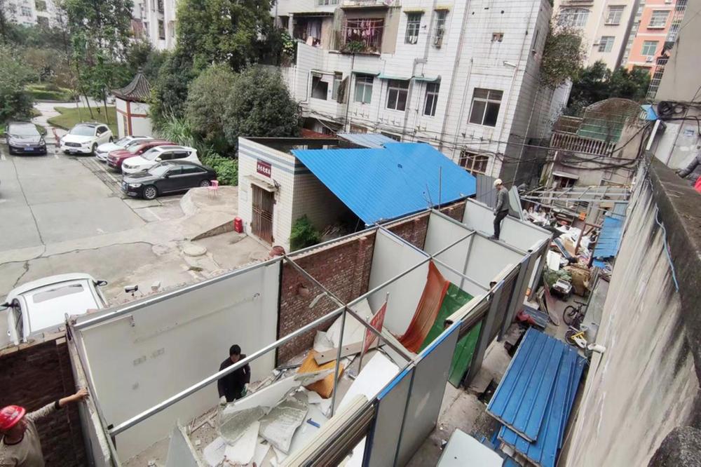 岳池县：依法拆违 持续推进老旧小区改造