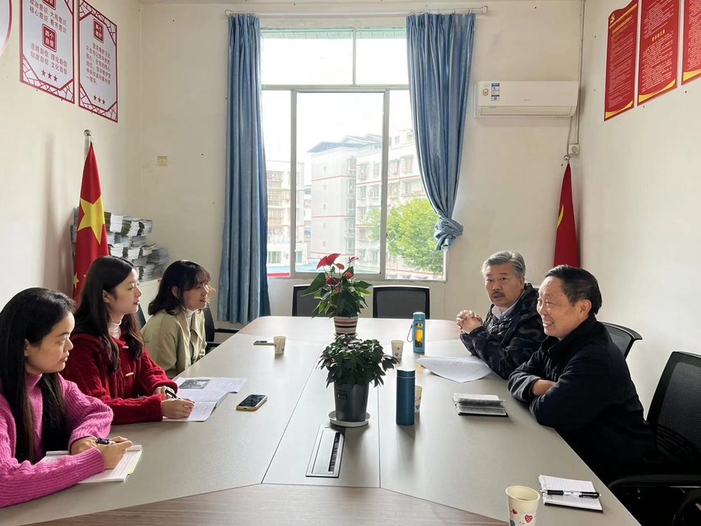 仁寿县老科协教育专业委员会到富加小学和慈航初中调研