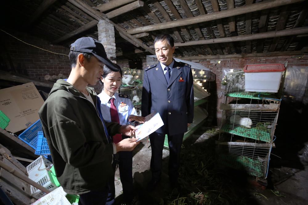 广安经开区税务局：党委书记当“邮差” 家访讲廉送家书