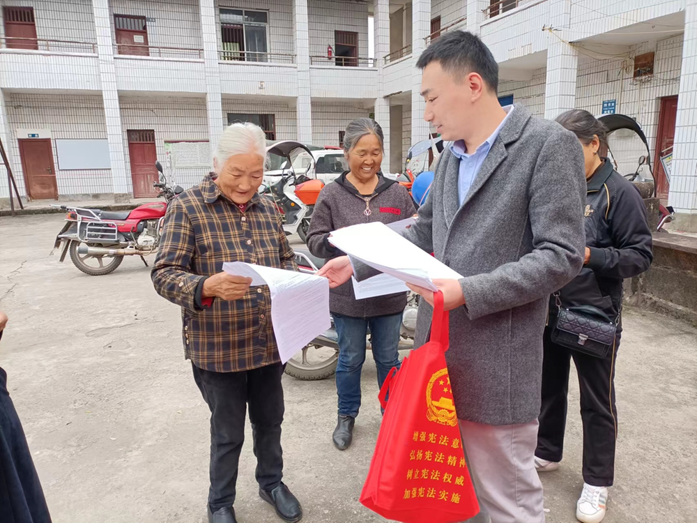 邻水县丰禾司法所开展法律进乡村宣传活动