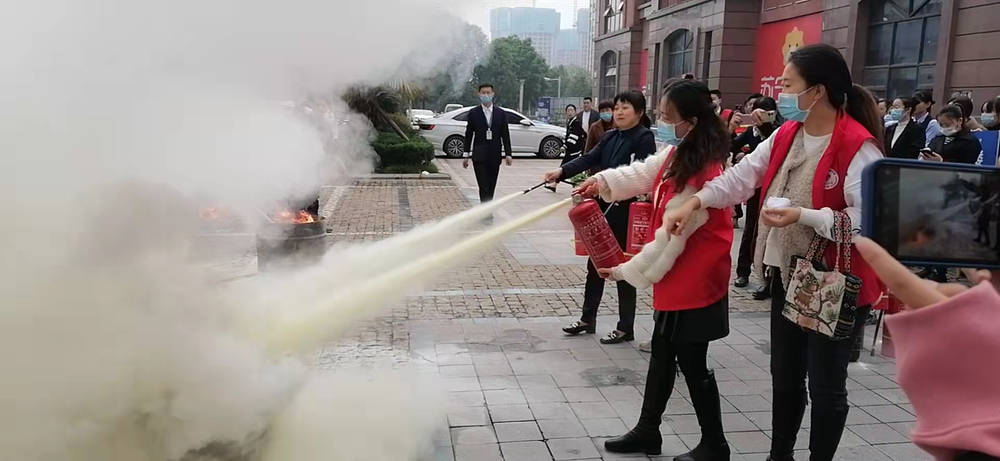 仁寿县怀仁街道八里社区开展消防演练