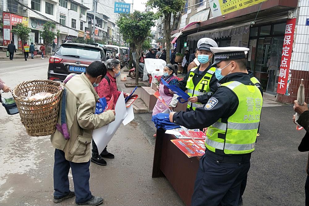 邻水县：“美丽乡村行” 交警到高滩镇开展交通安全巡回宣传活动