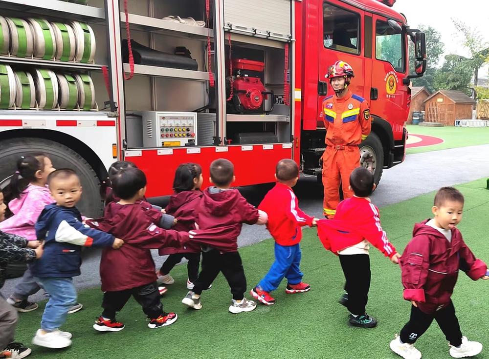 青神县消防救援大队携手县幼儿园开展消防安全宣传活动