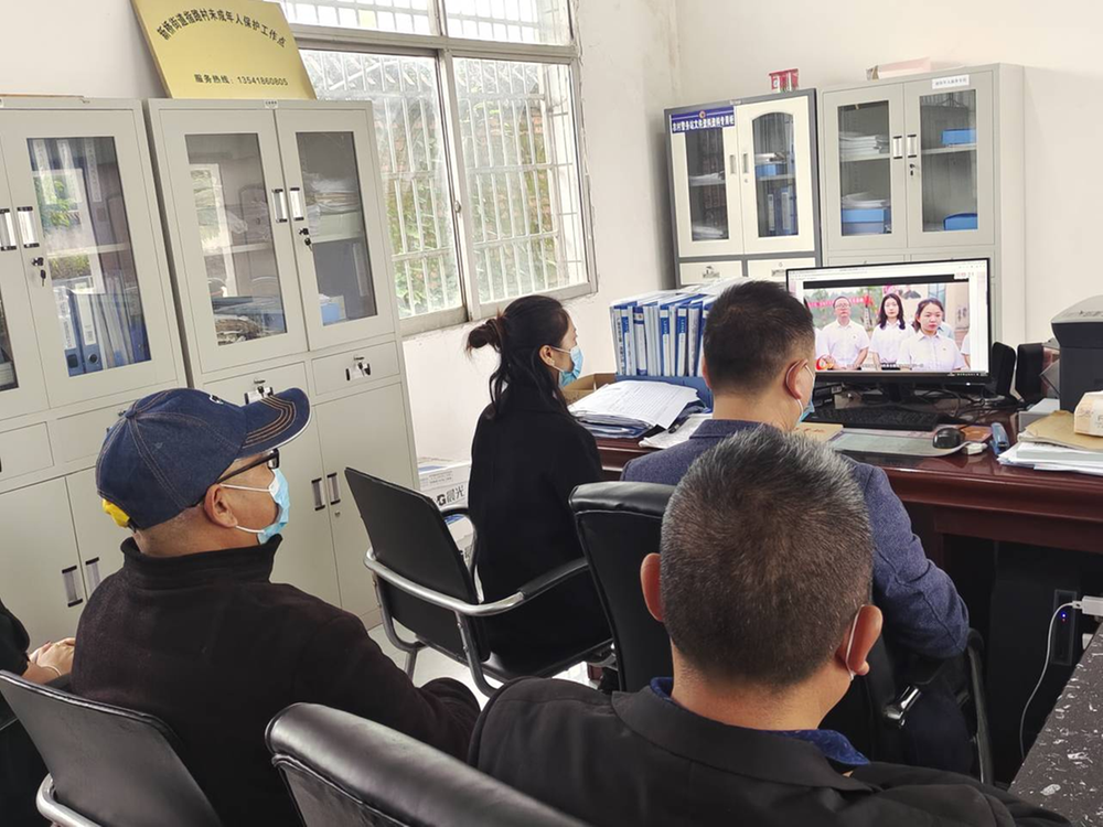 广安经开区新桥街道组织党员干部观看“党员开会了”主题党日示范活动