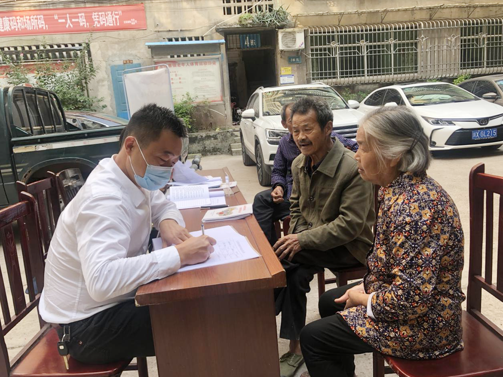 宝箴塞镇：摆摊设点听民声 解决百姓心上事