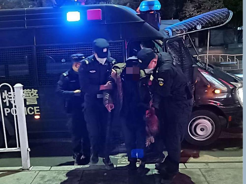 华蓥市特警寒夜救助迷路老人