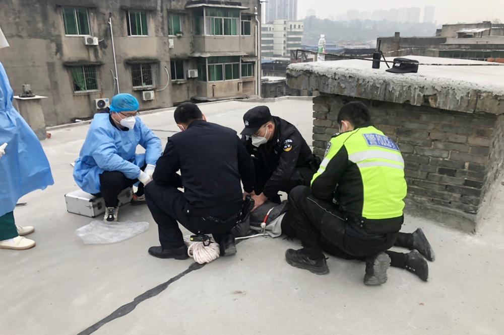 醉酒男子欲跳楼 华蓥公安勇相救