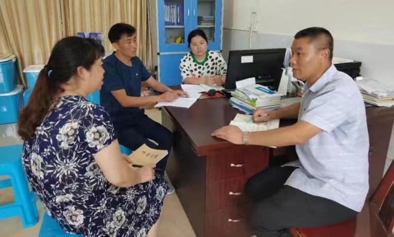 青神支教教师曾进权：“我不愿离开，孩子们舍不得我！”