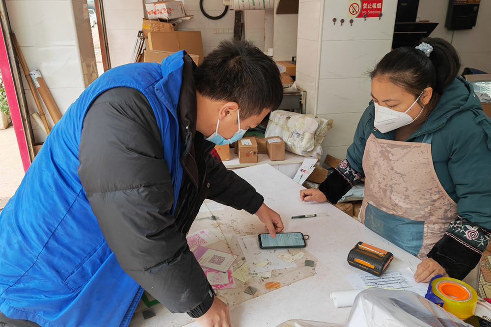 秦溪镇开展物流寄递大排查暨禁毒宣传活动