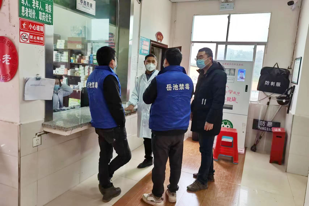 秦溪镇组织禁毒社工、网格员开展精麻药品排查