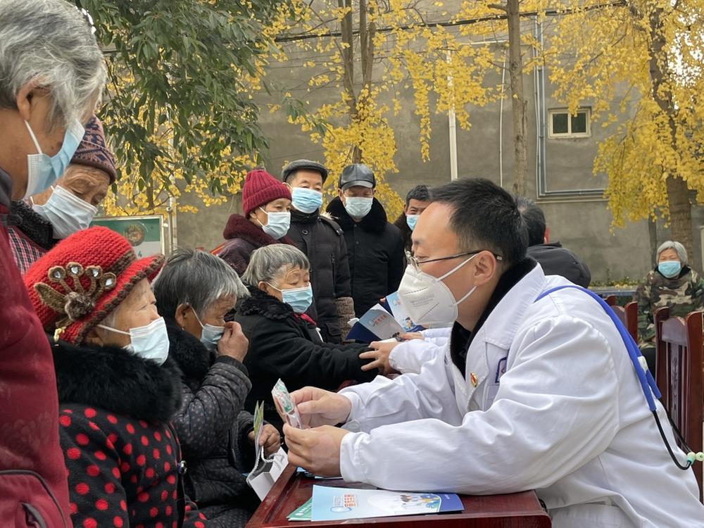 青神县：送医上门 守护老人健康