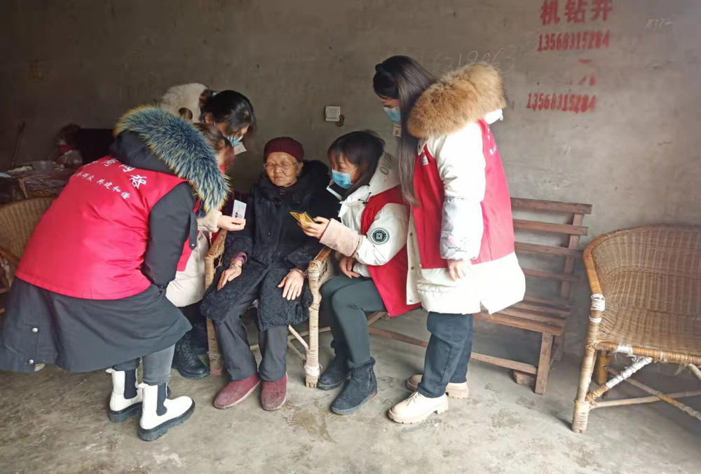 仁寿县怀仁街道蜂蜜社区网格员把惠民政策送到群众家