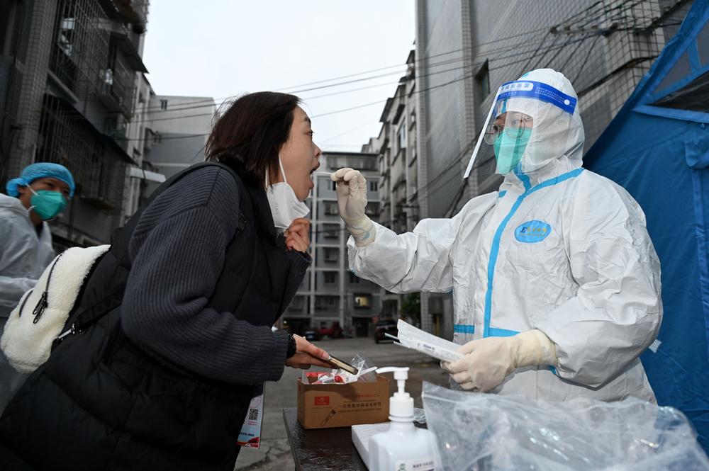 东兴区双才中心卫生院：白衣天使坚守“疫”线