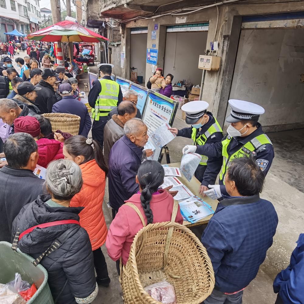 邻水县：“美丽乡村行” 交警进村宣讲交规