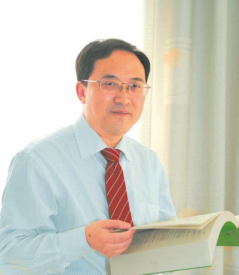 冯小明：甘坐冷板凳  潜心原创性研究