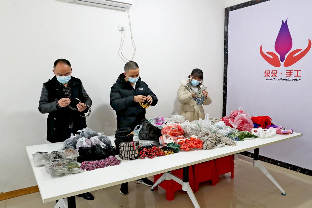 “小”手工助力广安家庭妇女成就“大”事业