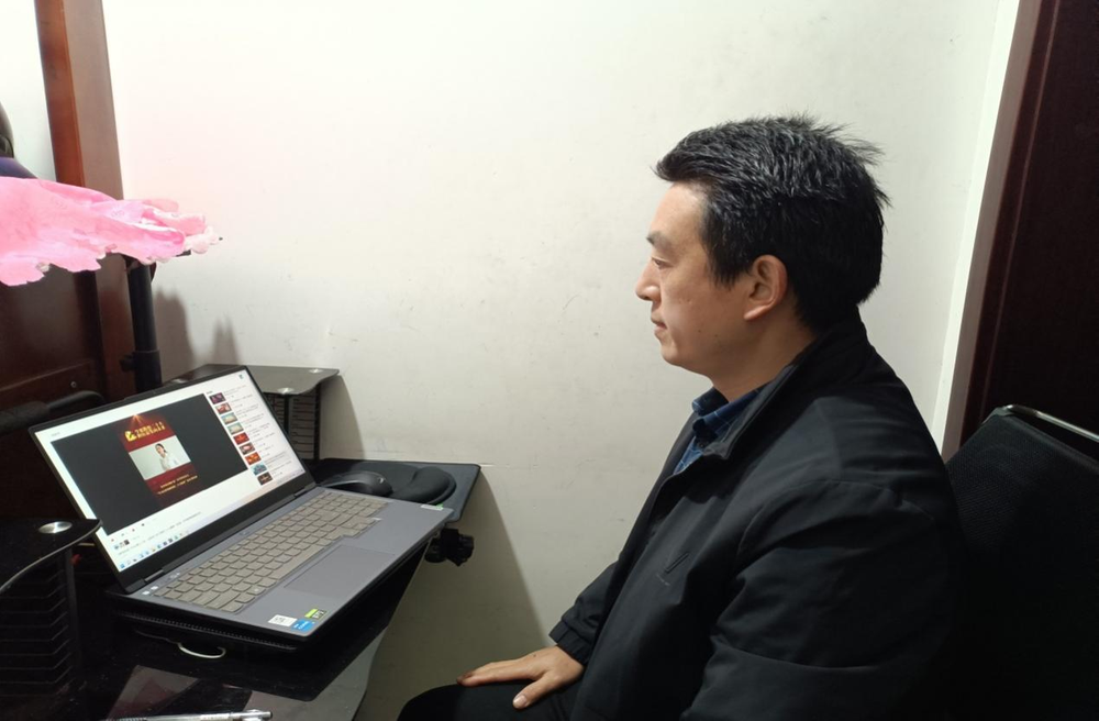 巴州三小开展“微党课进支部”活动