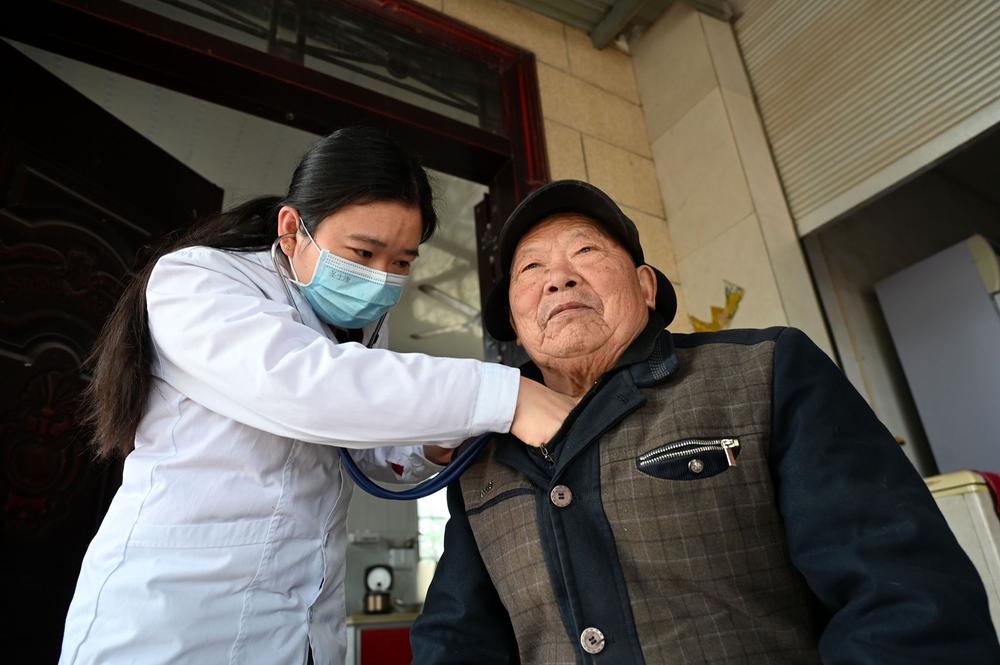 东兴区杨家镇卫生院开展新冠重点人群健康服务