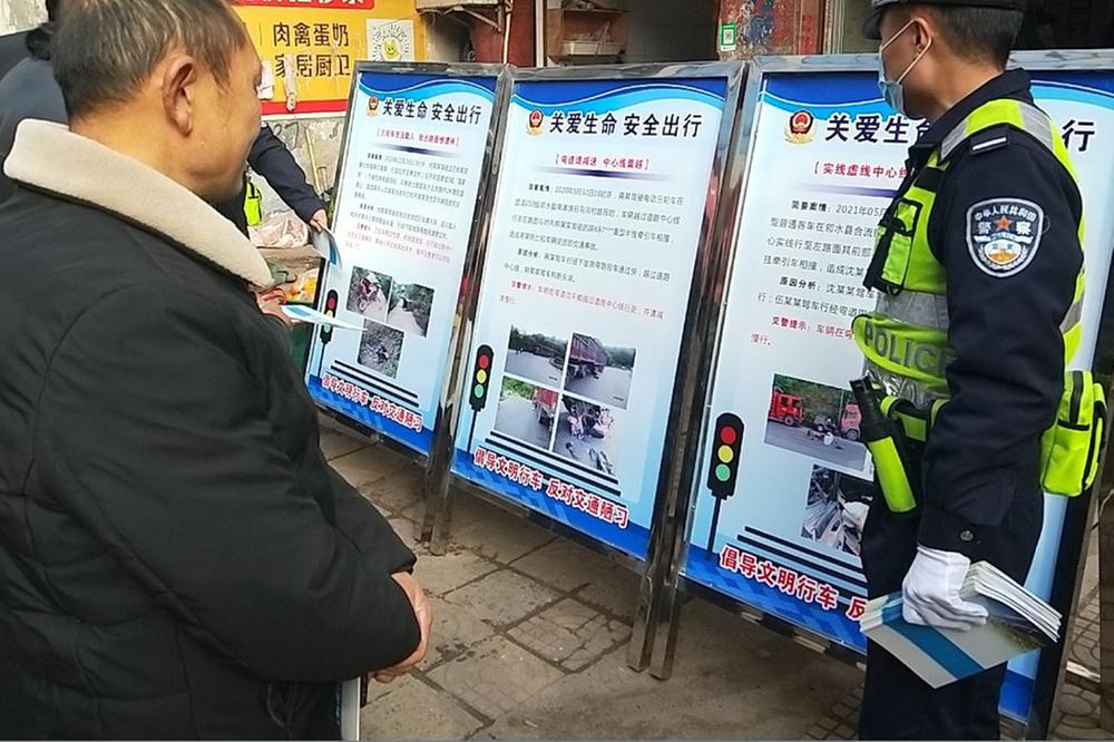 邻水县“一盔一带”宣传进农村