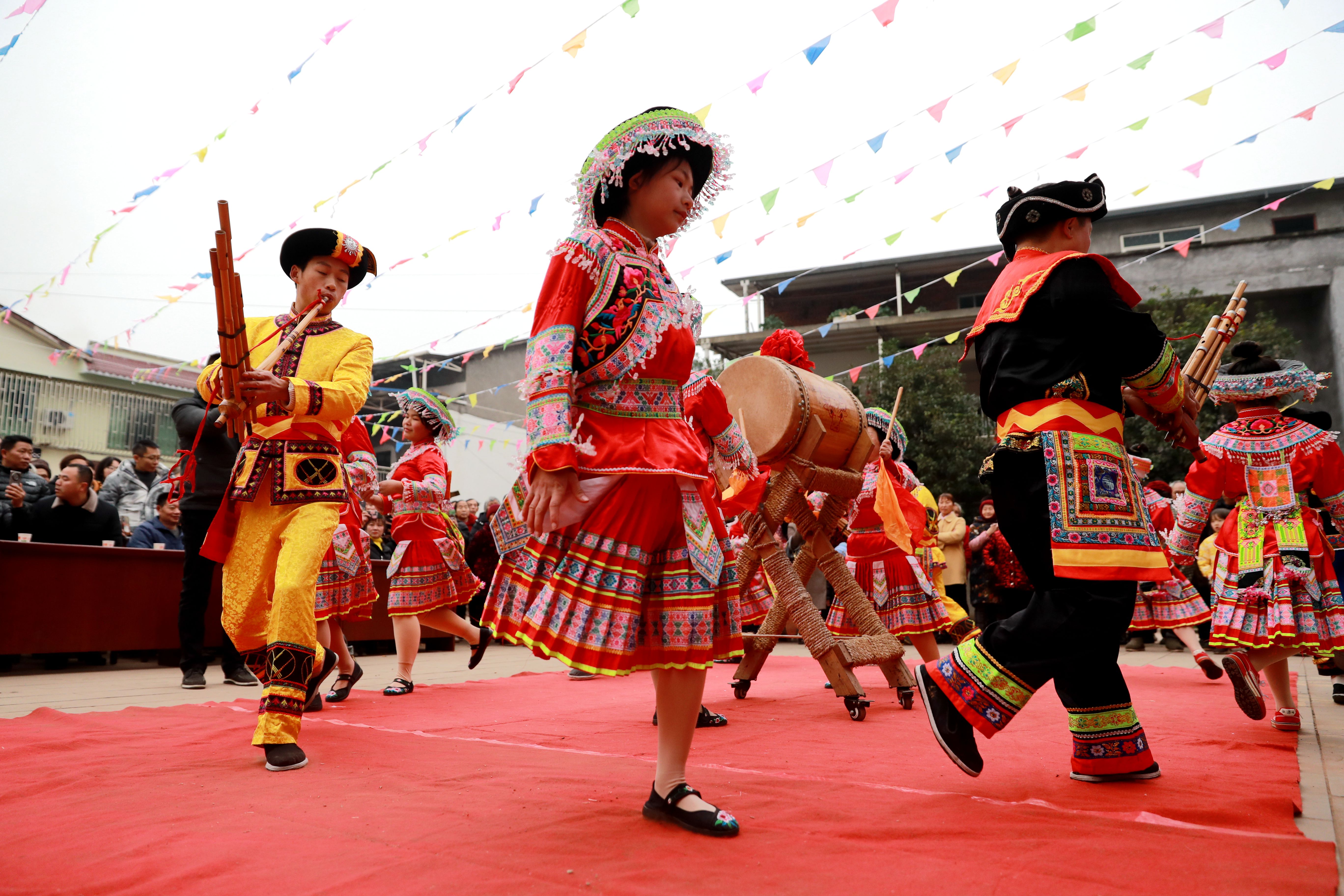 纳溪区：苗族同胞“踩花山”贺新年