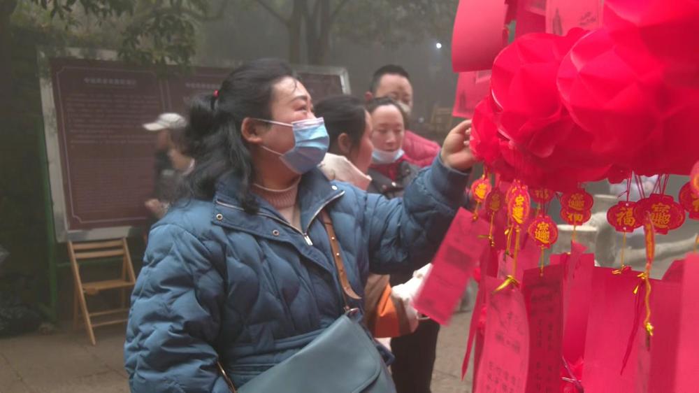 中岩古寺猜灯谜 青神县迎新春活动尽显年味