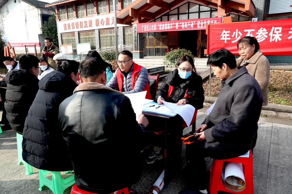 浓溪镇：返乡农民工家门口赶“招聘大集”