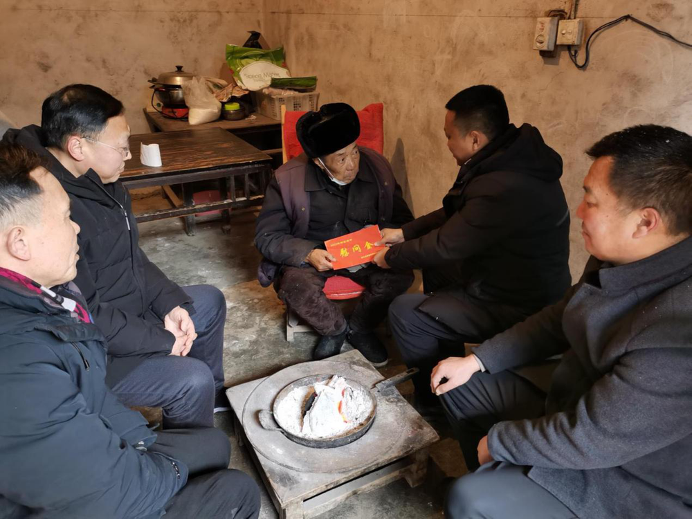 南江县双桂小学开展慰问困难教职工和留守儿童活动