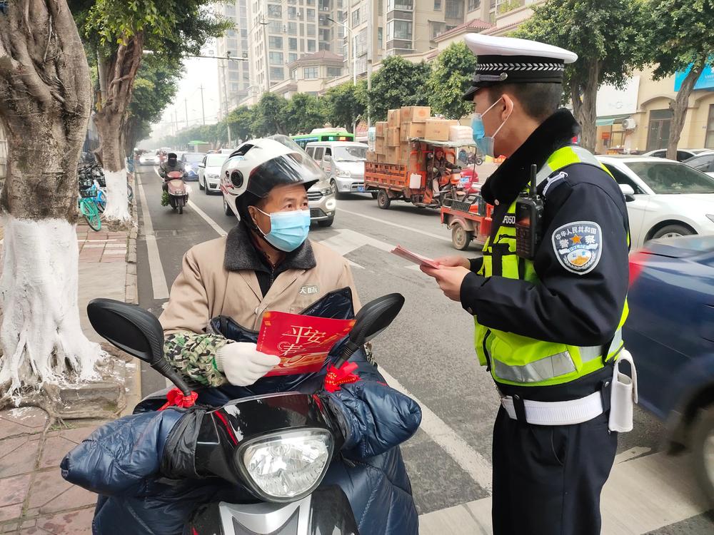 简阳公安交警全警全力守护平安春运