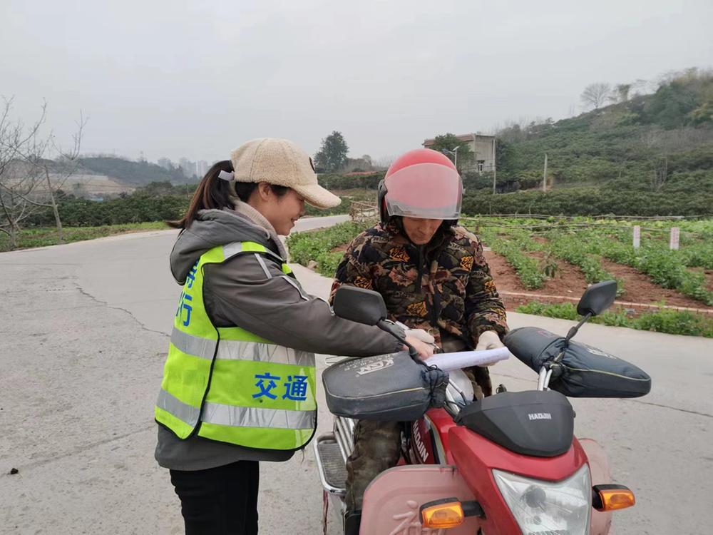 2023年元旦假期，简阳公安交警如影随形保畅通