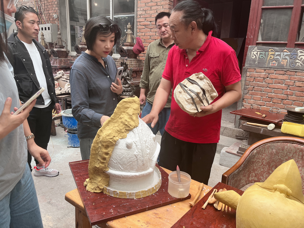 国家艺术基金“汉藏金工文创产品设计人才培养”项目团队前往藏族金工厂考察学习