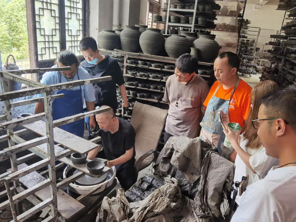 黑砂为器 金工为饰——“汉藏金工文创产品设计人才培养”项目团队现场学习黑砂技艺