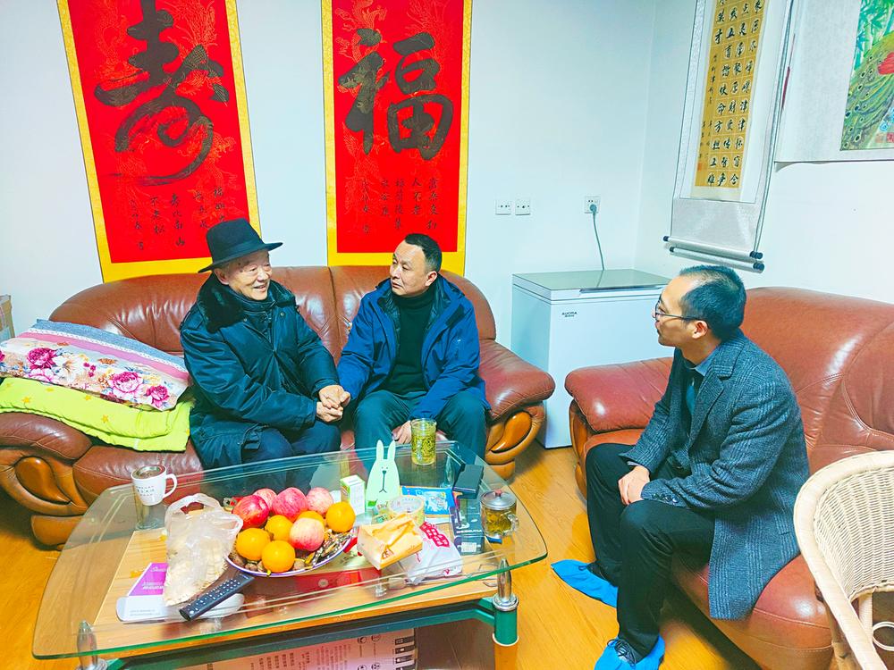 巴州区六小开展节前走访慰问活动