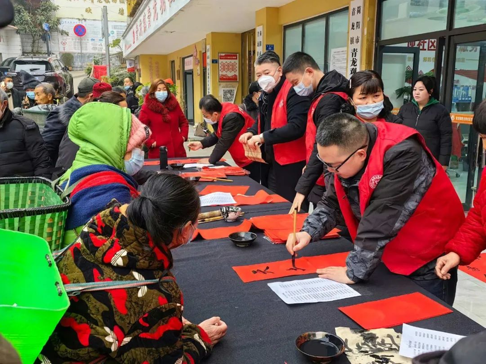 简阳市：义写春联迎新春 笔墨浓情送祝福