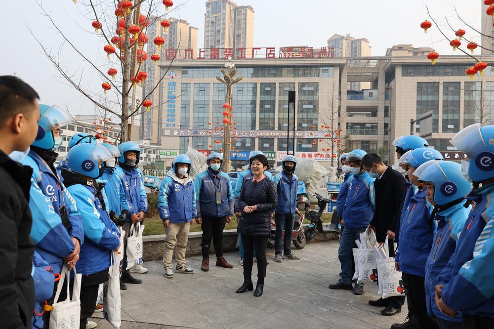 广安市人社局深入开展送温暖活动