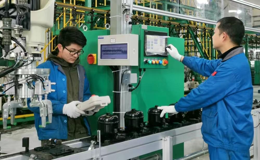 四川丹甫利用新系统辅助生产线工作