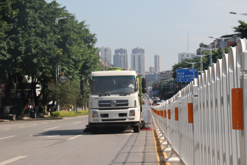 武胜县：环卫工人不打烊 清扫保洁日夜忙